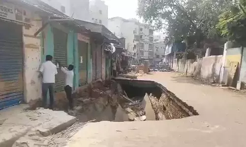 Hyderabad: के गोशामहल में सड़क धंसने से दहशत