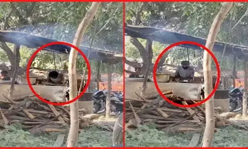 थूककर रोटी बनाता दिखा शख्स, घिनौनी हरकत के बाद पुलिस ने किया गिरफ्तार