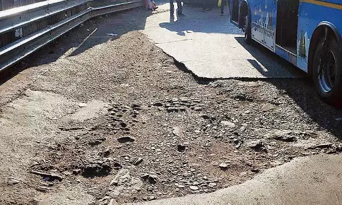 Shimla बस स्टैंड के प्रवेश द्वार पर गड्ढा