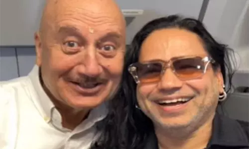 Anupam Kher ने कैलाश खेर के साथ मजेदार वीडियो शेयर की Anupam Kher ने कैलाश खेर के साथ मजेदार वीडियो शेयर की