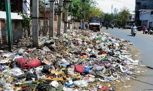 Jalandhar: गड्ढे वाली सड़क और कूड़े के ढेर ने किसानों की परेशानी बढ़ाई