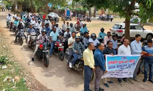 Chaibasa में बाइक, स्कूटी व कार रैली से मतदाताओं को किया जागरूक Chaibasa में बाइक, स्कूटी व कार रैली से मतदाताओं को किया जागरूक