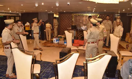 होटल में पुलिस का छापा: 8 पकड़ाए, कैसिनो का खुलासा, मॉडल दे रही थीं सर्विस होटल में पुलिस का छापा: 8 पकड़ाए, कैसिनो का खुलासा, मॉडल दे रही थीं सर्विस