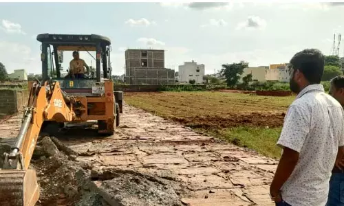 देवपुरी में चला बुलडोजर, अवैध प्लाटिंग पर हुई कार्रवाई देवपुरी में चला बुलडोजर, अवैध प्लाटिंग पर हुई कार्रवाई