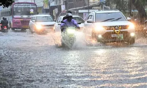6 सेमी बारिश से Coimbatore में बाढ़: पानी में बह गईं गाड़ियां 6 सेमी बारिश से Coimbatore में बाढ़: पानी में बह गईं गाड़ियां