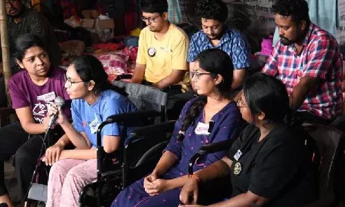 डॉक्टरों की 17 दिन पुरानी भूख हड़ताल खत्म, स्वास्थ्य सेवाएं बंद होने से TMC खेमे में राहत डॉक्टरों की 17 दिन पुरानी भूख हड़ताल खत्म, स्वास्थ्य सेवाएं बंद होने से TMC खेमे में राहत