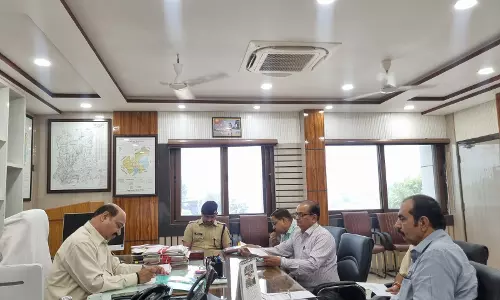 Khairthal-Tijara: जिला कलेक्टर ने की राजस्व प्राप्ति की समीक्षा