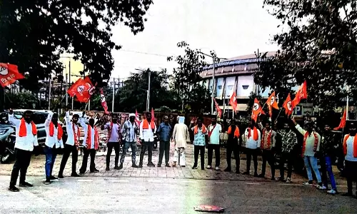 रायपुर में शिवसेना ने जलाया आतंकवादियों का पुतला