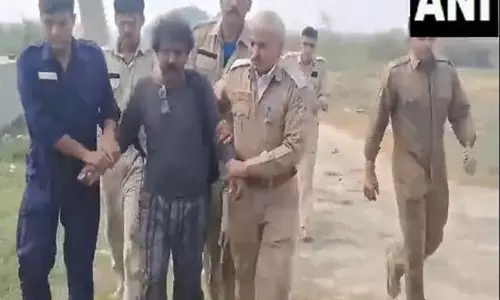 दिल्ली में हाईटेंशन पोल पर चढ़ा व्यक्ति, PM, CM और चीफ जस्टिस से बातचीत की मांग की