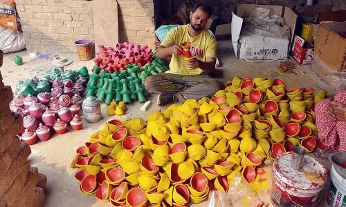 Amritsar: कुम्हारों को श्रेय नहीं देते