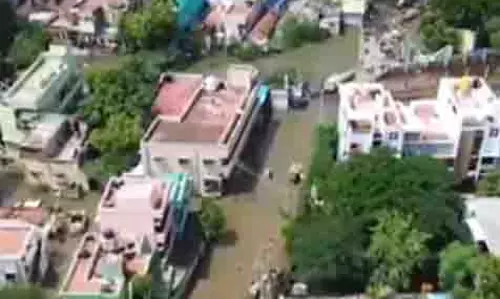 Madurai में भारी बारिश से बाढ़, लोगों में दहशत Madurai में भारी बारिश से बाढ़, लोगों में दहशत