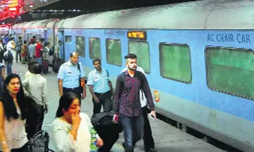 Amritsar: रेलवे कर्मचारी ने यात्री को बैग वापस सौंपा