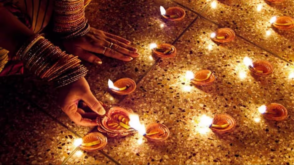 Diwali की रात ऐसे जलाएं दीपक घर आएंगी मां लक्ष्मी, जाने पूजा का शुभ मुहूर्त Diwali की रात ऐसे जलाएं दीपक घर आएंगी मां लक्ष्मी, जाने पूजा का शुभ मुहूर्त