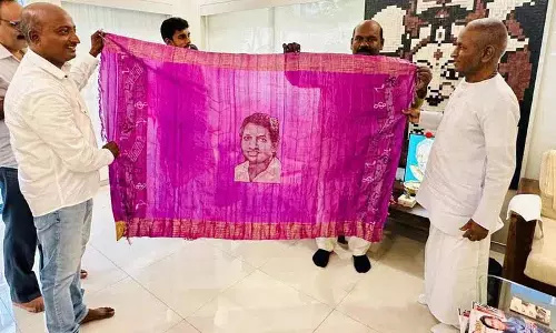 Sircilla बुनकर संगीत उस्ताद इलैयाराजा के लिए विशेष शॉल बनाते