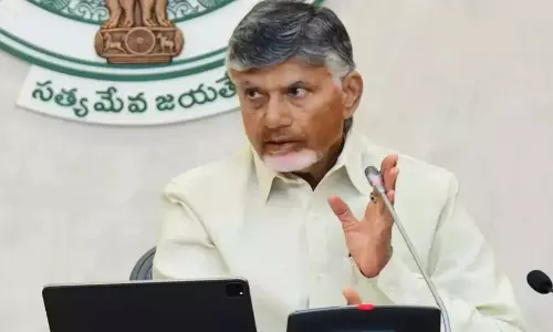 CM नायडू ने पेट्रोल हमले के पीड़ित परिवार को सहायता प्रदान की CM नायडू ने पेट्रोल हमले के पीड़ित परिवार को सहायता प्रदान की