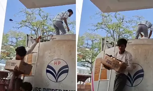 HP ऑयल टैंकर से 200 पेटी शराब जब्त, देखें VIDEO... HP ऑयल टैंकर से 200 पेटी शराब जब्त, देखें VIDEO...