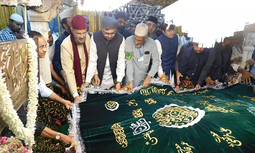भारत में Pakistan के राजदूत ने हजरत ख्वाजा निजामुद्दीन औलिया की दरगाह पर चादर चढ़ाई