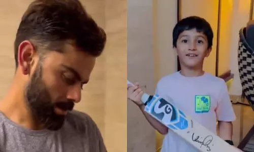 युवा फैन ने बल्ले पर हस्ताक्षर करने के लिए स्टार बल्लेबाज Virat को धन्यवाद दिया युवा फैन ने बल्ले पर हस्ताक्षर करने के लिए स्टार बल्लेबाज Virat को धन्यवाद दिया