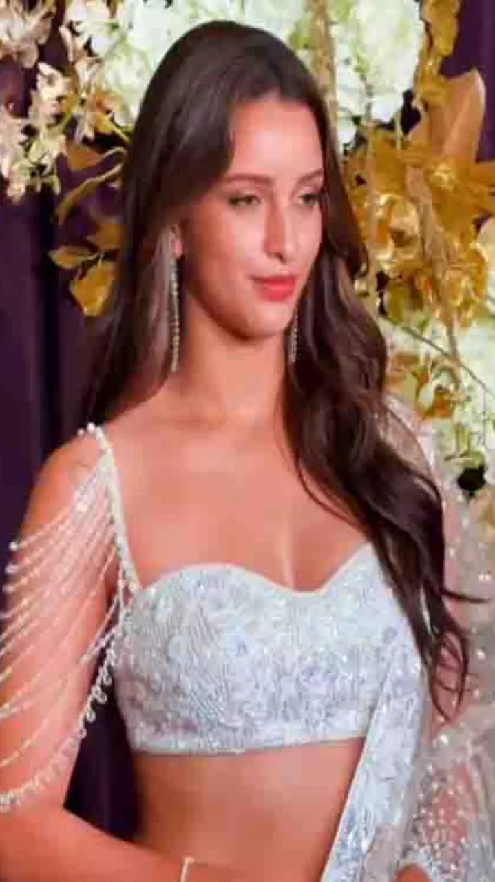 White dress में चमकी तृप्ति डिमरी