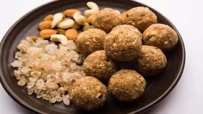 Nuts ladoo Recipe: घर पर  बनाएं नट्स से ये टेस्टी लड्डू