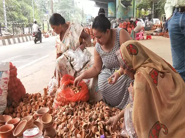 दिवाली से पहले Guwahati के बाजारों में लोगों की भीड़ उमड़ पड़ी