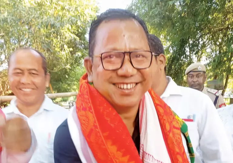 Assam :  कांग्रेस उम्मीदवार संजीव वारि ने चिरांग में समर्थकों के साथ 31-सिडली एलएसी के लिए नामांकन दाखिल