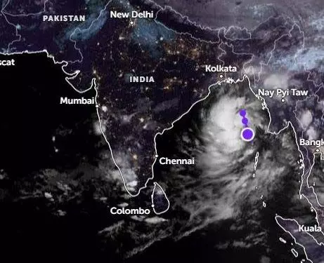 बंगाल के कई हिस्सों में बारिश, भीषण चक्रवात ‘दाना’ तट के करीब पहुंचा