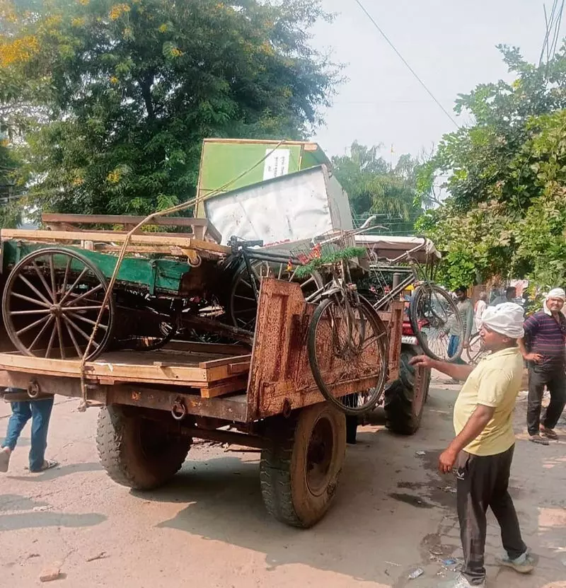 Haryana : गुरुग्राम नगर निगम ने सेक्टर 17, 22 की सड़कों से खोखे हटाए