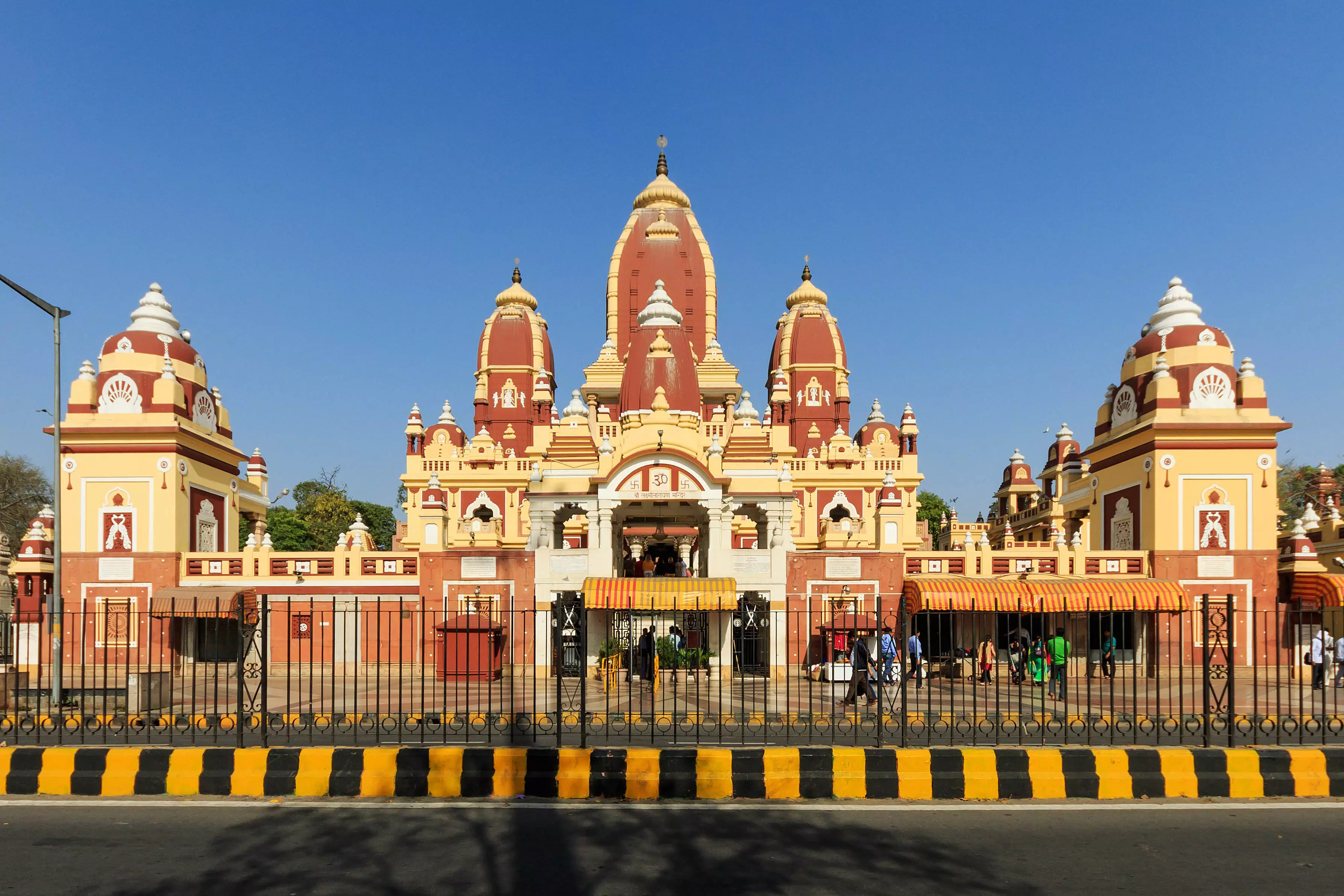 Delhi के लक्ष्मीनारायण मंदिर से शुरू होकर पूरे देश में देवी लक्ष्मी के भव्य मंदिर बनाए गए