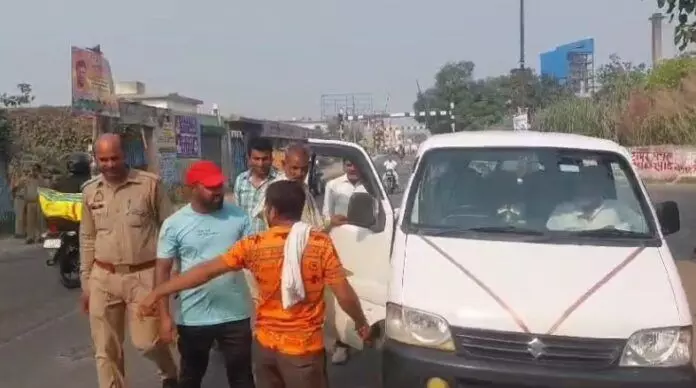 Shamli: ट्रैफिक पुलिस की मौजूदगी में धड़ल्ले से दौड़ रहे डग्गामार वाहन