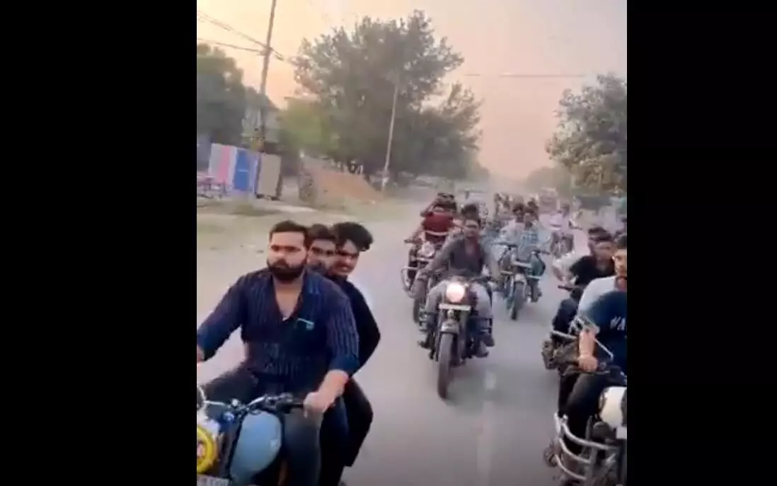 युवक हुड़दंग मचाते कैमरे में कैद, ट्रैफिक नियमों की धज्जियां उड़ाई, VIDEO