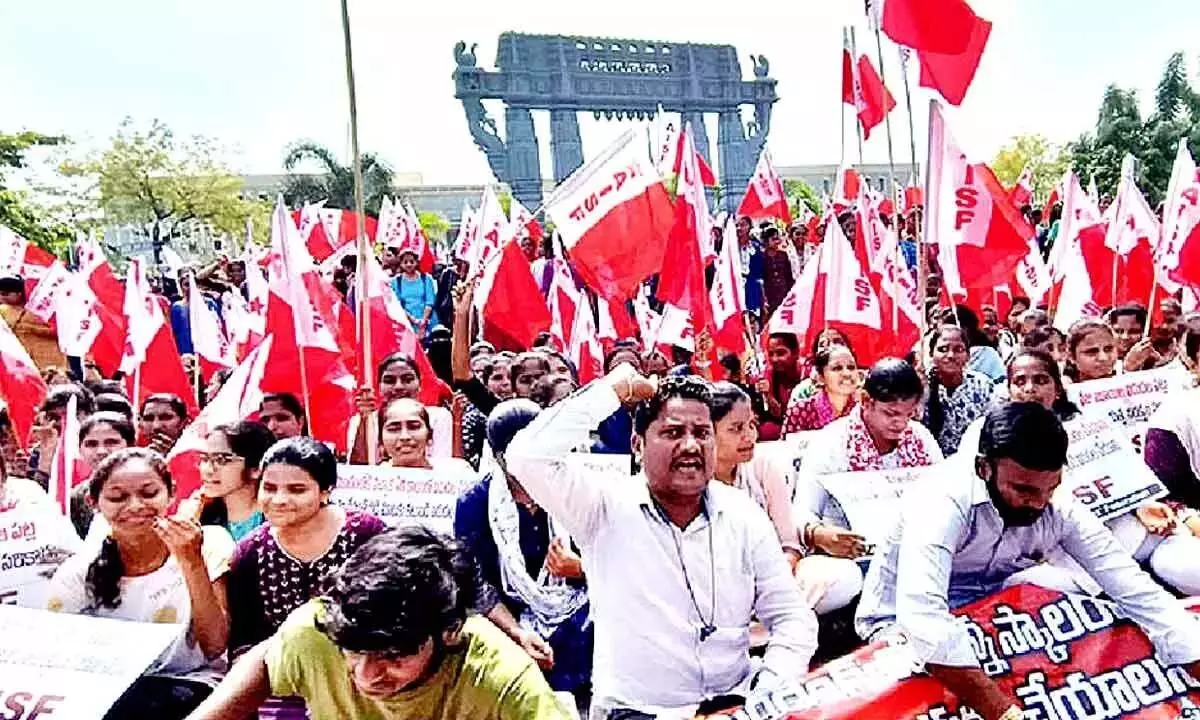 Harish Rao ने डिजिटल सर्वेक्षण को लेकर 163 AEO के निलंबन की निंदा की