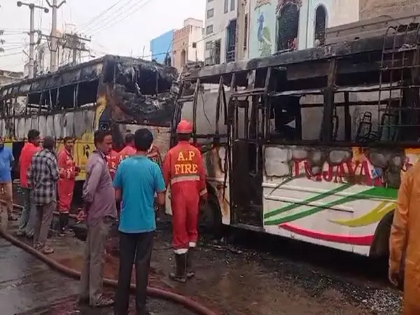 आंध्र प्रदेश के Vizianagaram में निजी ट्रैवल कंपनी में लगी आग, दो बसें जलकर खाक