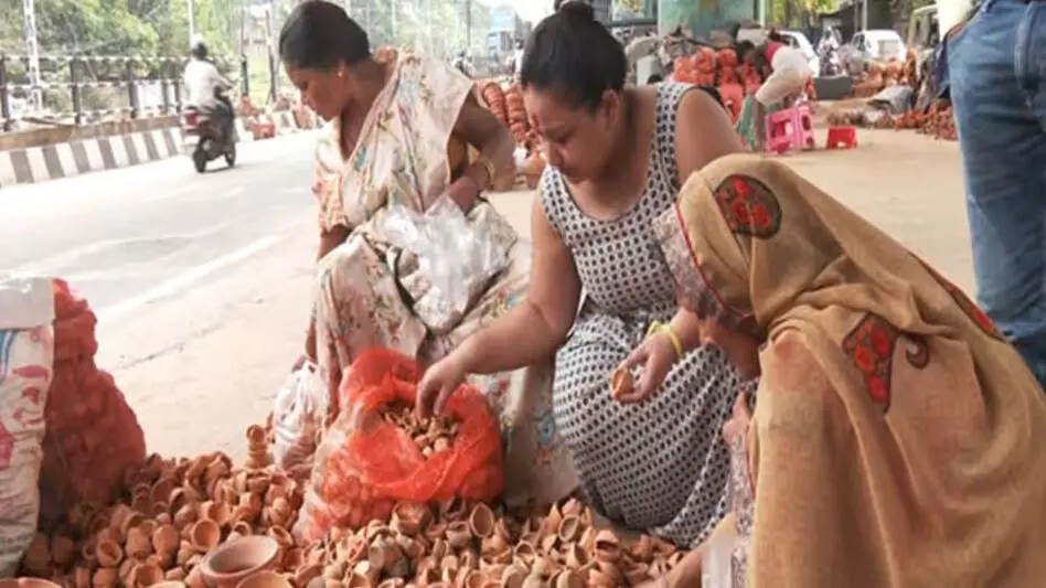 Assam : दिवाली से पहले गुवाहाटी के बाजार में मिट्टी के बर्तन और तेल के दीयों की भरमार