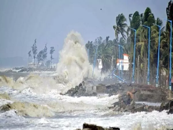 Odisha: चक्रवाती तूफान दाना के कारण ट्रेनें रद्द