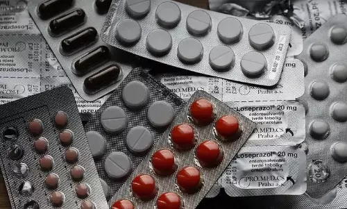 pharmacy पर छापेमारी में ईएसआई अस्पताल के लिए 4.87 लाख रुपये की दवाएं बरामद pharmacy पर छापेमारी में ईएसआई अस्पताल के लिए 4.87 लाख रुपये की दवाएं बरामद