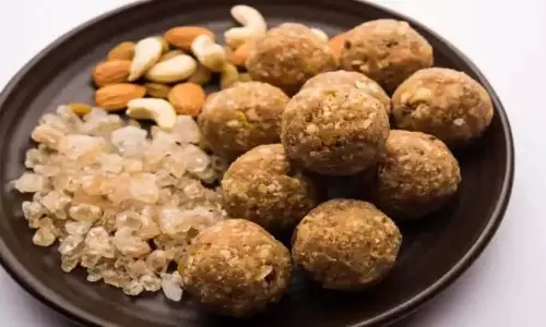 Nuts ladoo Recipe: घर पर बनाएं नट्स से ये टेस्टी लड्डू Nuts ladoo Recipe: घर पर बनाएं नट्स से ये टेस्टी लड्डू