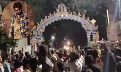 Prabhas birthday: प्रशंसकों ने माधापुर में सड़कें जाम कीं Prabhas birthday: प्रशंसकों ने माधापुर में सड़कें जाम कीं