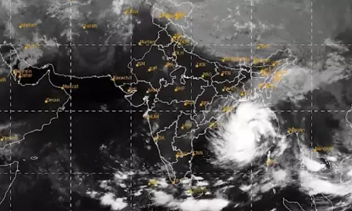 चक्रवाती तूफान दाना पर बड़ी खबर, 2 राज्यों में तेज बारिश का रेड अलर्ट