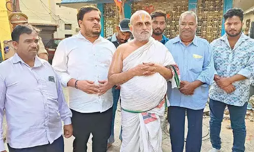 Telangana: चिलकुर पुजारी ने मुथ्यालम्मा मंदिर का दौरा किया Telangana: चिलकुर पुजारी ने मुथ्यालम्मा मंदिर का दौरा किया