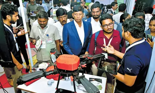 Andhra: ड्रोन प्रदर्शनी ने आंध्र प्रदेश के युवाओं में उत्साह जगाया Andhra: ड्रोन प्रदर्शनी ने आंध्र प्रदेश के युवाओं में उत्साह जगाया