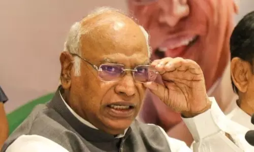 बीजेपी का दावा, मल्लिकार्जुन खड़गे को प्रियंका वाड्रा के नामांकन के समय कमरे से बाहर रखा गया, कांग्रेस भड़की
