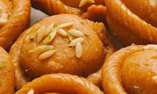 Diwali Recipe: दिवाली पर बनाएं चंद्रकला मिठाई