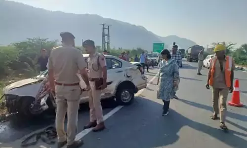 5 लोगों की मौत: टायर फटने के बाद संतुलन बिगड़ने से कार पलटी, कलेक्टर और एसपी मौके पर पहुंचे