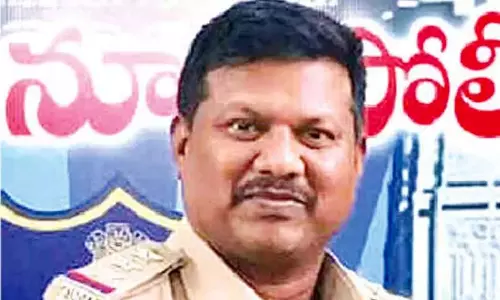 Telangana: नाबालिग लड़की से छेड़छाड़ के आरोप में इंस्पेक्टर पर मामला दर्ज Telangana: नाबालिग लड़की से छेड़छाड़ के आरोप में इंस्पेक्टर पर मामला दर्ज