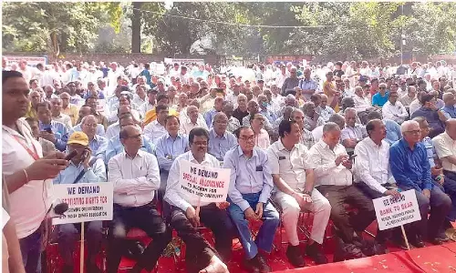 Andhra Pradesh: बैंक पेंशनर्स ने दिया धरना Andhra Pradesh: बैंक पेंशनर्स ने दिया धरना