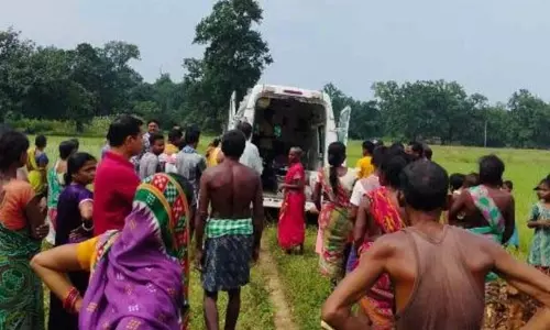 महिला और उसके दो बच्चों की जलमग्न कब्र