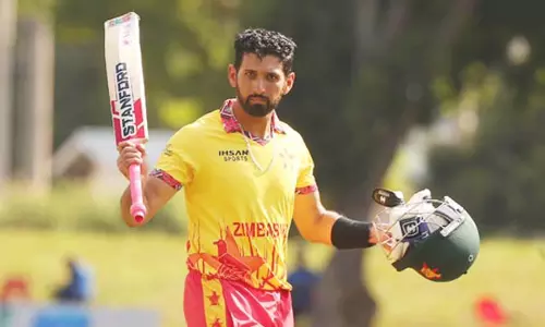 Sikandar Raza ने 33 गेंदों पर शतक लगाया Sikandar Raza ने 33 गेंदों पर शतक लगाया