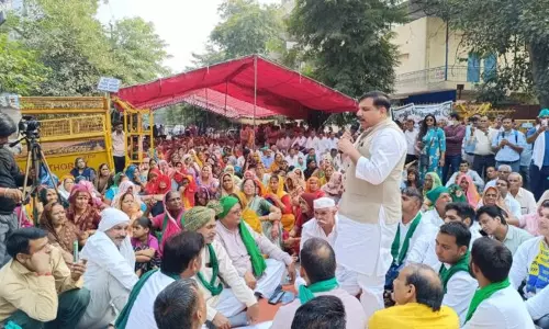 Noida: आप सांसद ने धरनारत किसानों का समर्थन किया