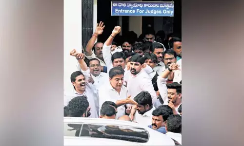 केंद्रीय मंत्री बंदी ने KTR को अभद्र टिप्पणियों के लिए भेजे गए कानूनी नोटिस पर कहा- ‘खाली धमकियां’ केंद्रीय मंत्री बंदी ने KTR को अभद्र टिप्पणियों के लिए भेजे गए कानूनी नोटिस पर कहा- ‘खाली धमकियां’